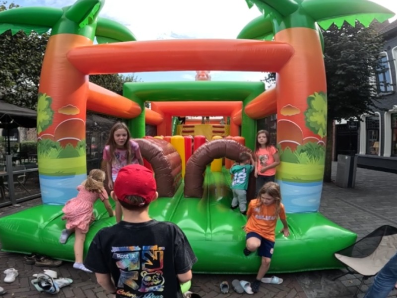 Druk bezochte Kindermarkt in het centrum